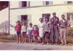 Le dernier boulanger de la Société de Panification du Candé, Jean-Michel Pinson et sa famille devant la boulangerie du Candé, 1963 / Visuel : D.R.