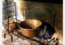 Marmite en cuivre dans la cheminée