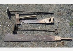 Outils pierre - Dame, taillant grain d'orge, feuillet, boucharde, godendard / Visuel : D.R.